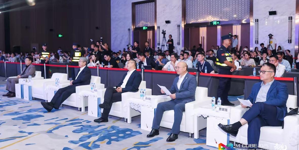 请恕我直言，雷军不在的时候，车展控场还得靠余承东来撑起，2025大湾车站最经
