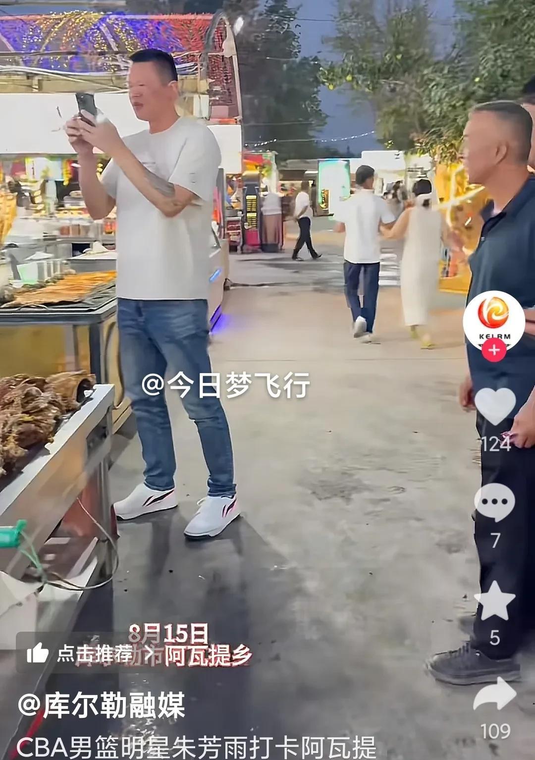 广东队老总朱芳雨突然现身新疆库尔勒夜市！来自“库尔勒融媒”官方帐号发布的消息源