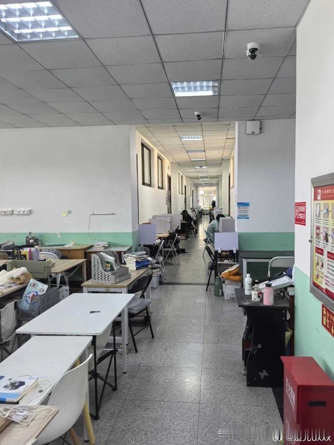 长见识了，青岛大学的学生都在楼道考研，考研位置还是从学姐学长手里买的，一代传一代