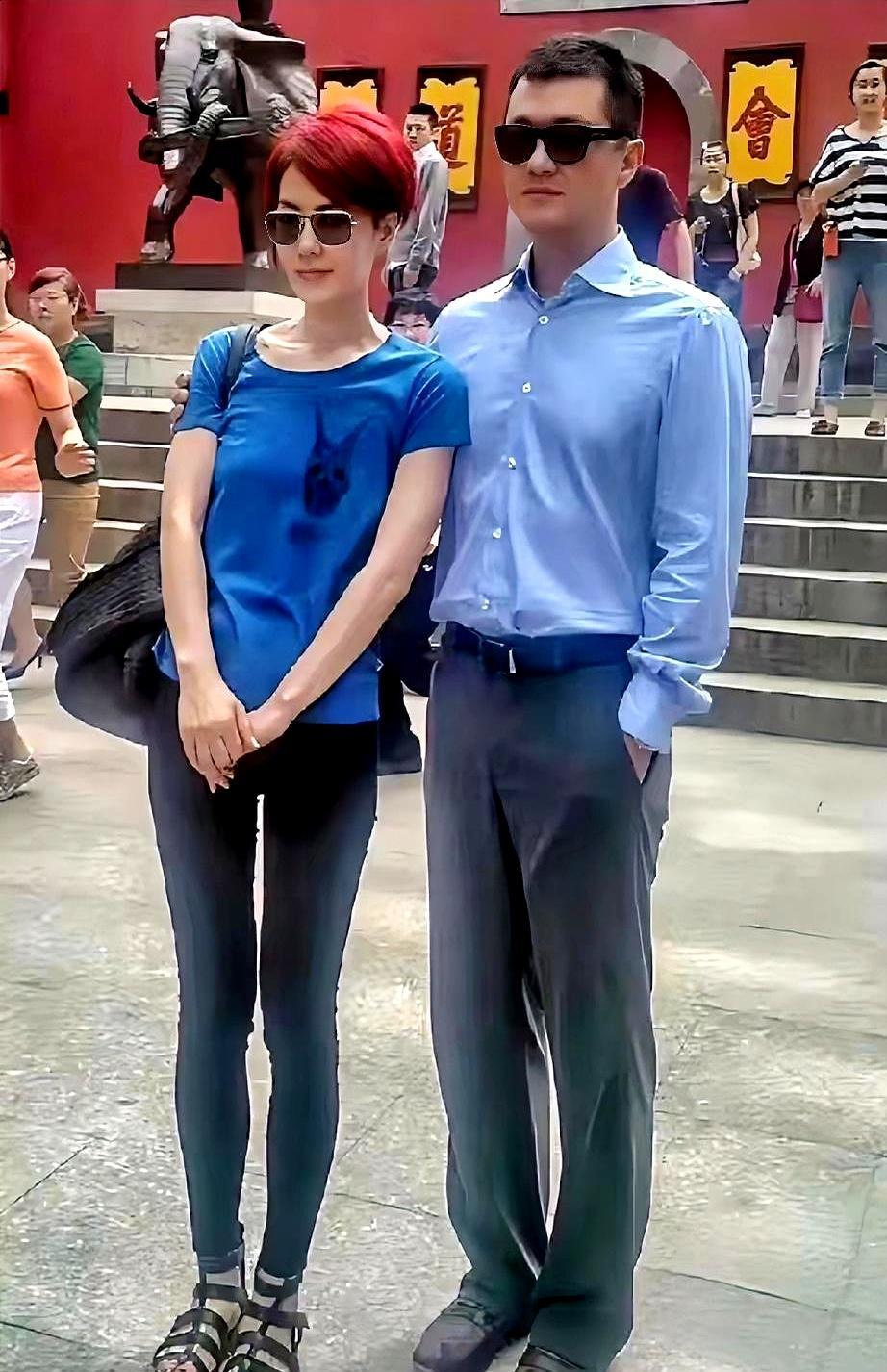 三万鞋开胶，王菲照穿那双Valentino鞋底裂到能夹纸，她照样踩着唱完《