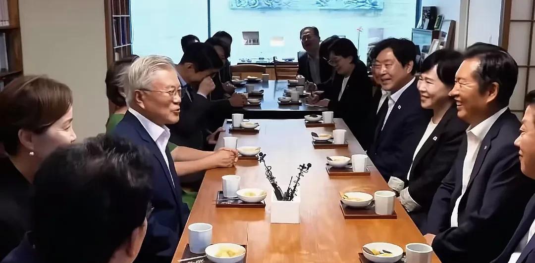 8月7日，韩国共同民主党新党首郑清来拜访文在寅，文在寅用粗茶淡饭来招待。真的是粗