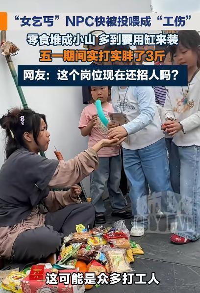 5月5日报道，江西上饶婺女洲度假区的一条青石板巷子里，一个穿着破旧粗布衣的姑娘火