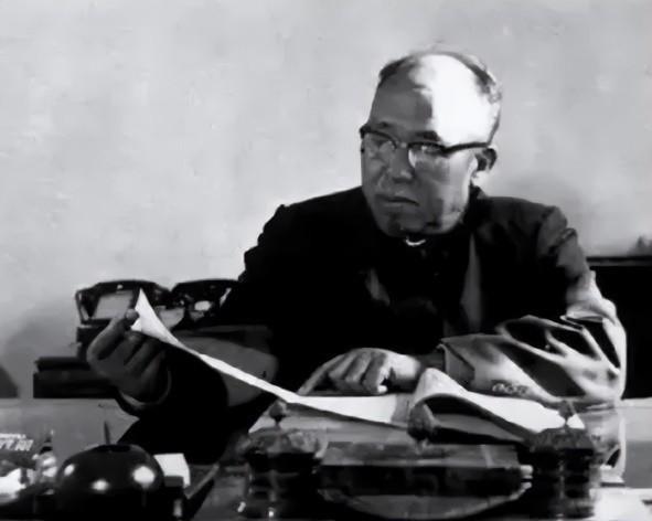 1955年，他授衔中将，不满大闹部长室，一时冲动，结果后悔一生“1956年9月