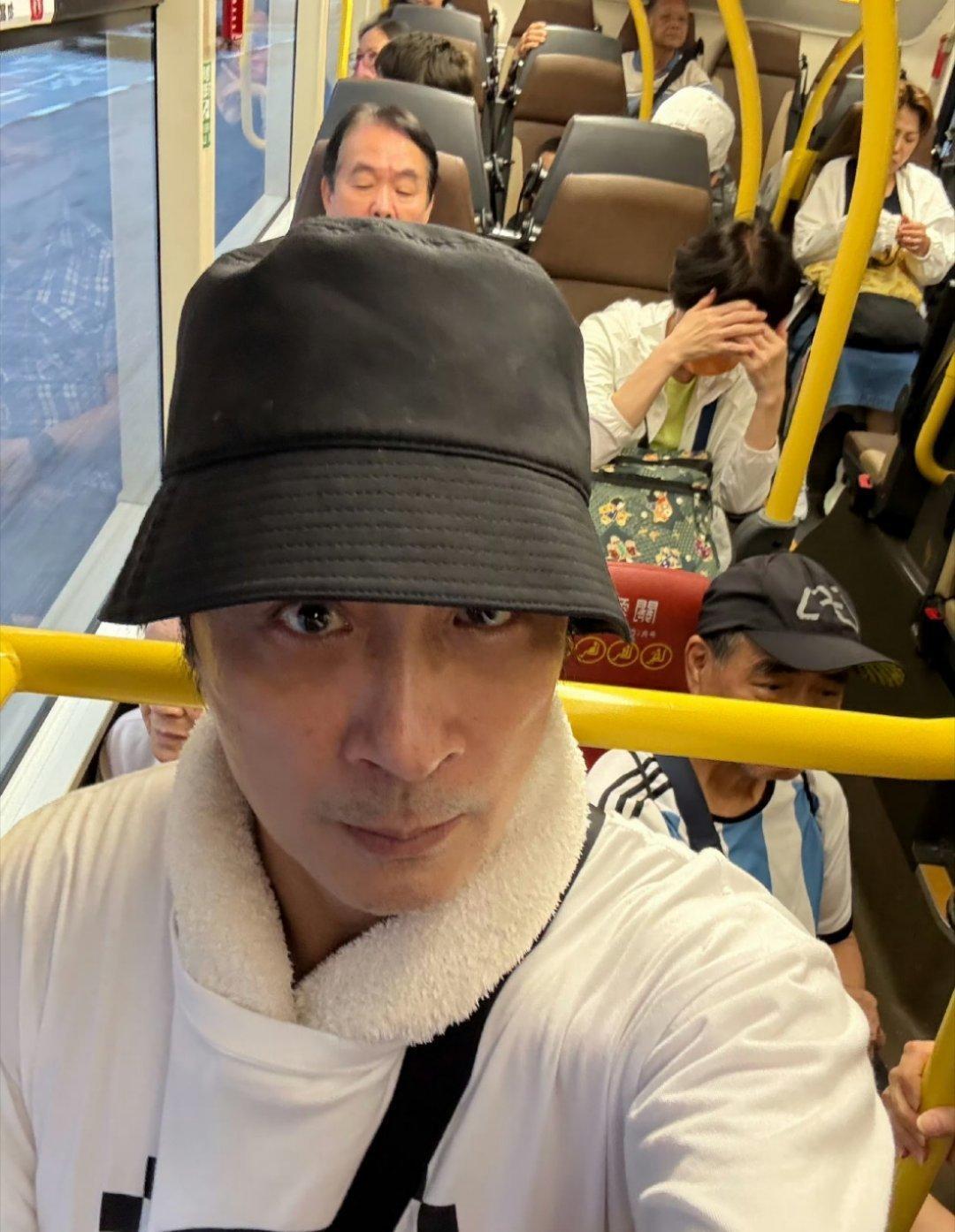 吴镇宇刷老年卡被质疑下次穿老头衫，你穿的太年轻了，虽然你穿啥都看着年轻[doge