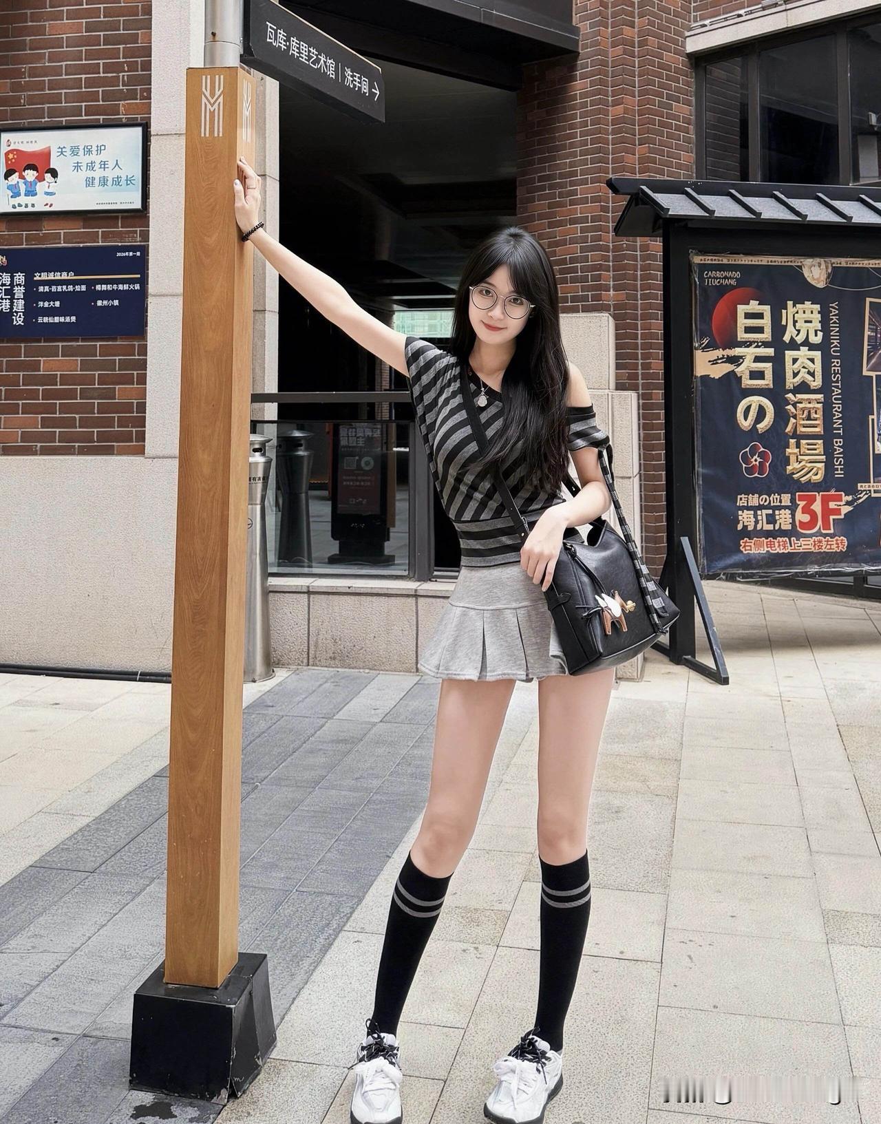 王楚钦，赛场上的他挥拍如风，充满了力量与激情。而“但愿日子清净，抬头遇见满眼温柔