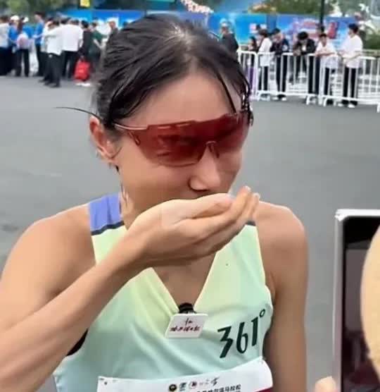 这个哈尔滨马拉松跑第一名的护士，张水华，跑完是累糊涂了么？接受采访，怎么能这么胡
