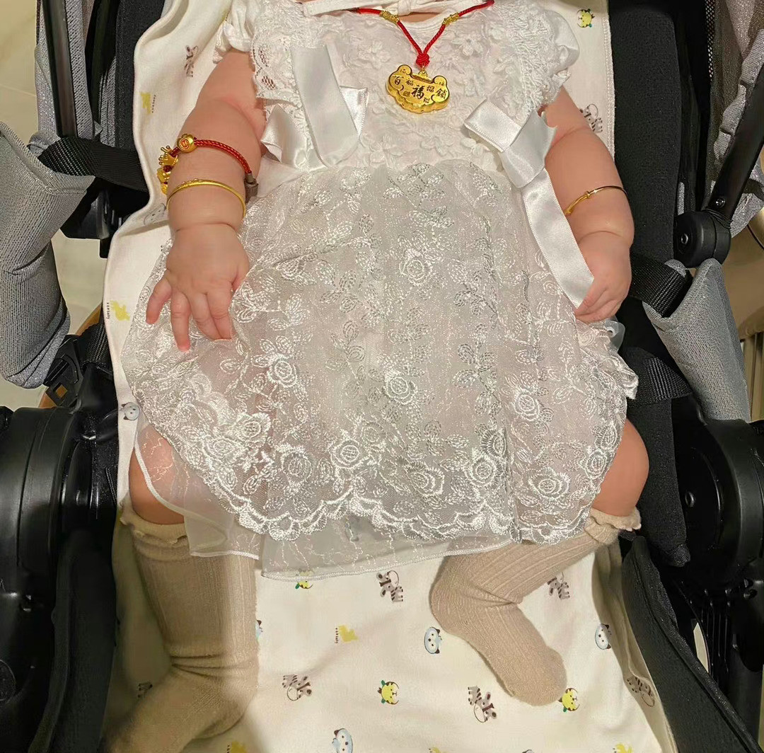 抱妹妹的宝宝，然后心里不舒服了