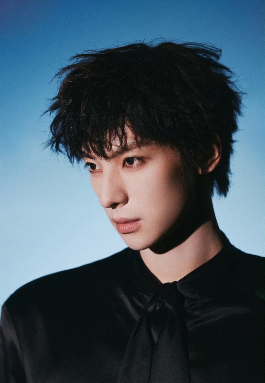 颜安下颚线帅到我了，又解锁新的西装look了！