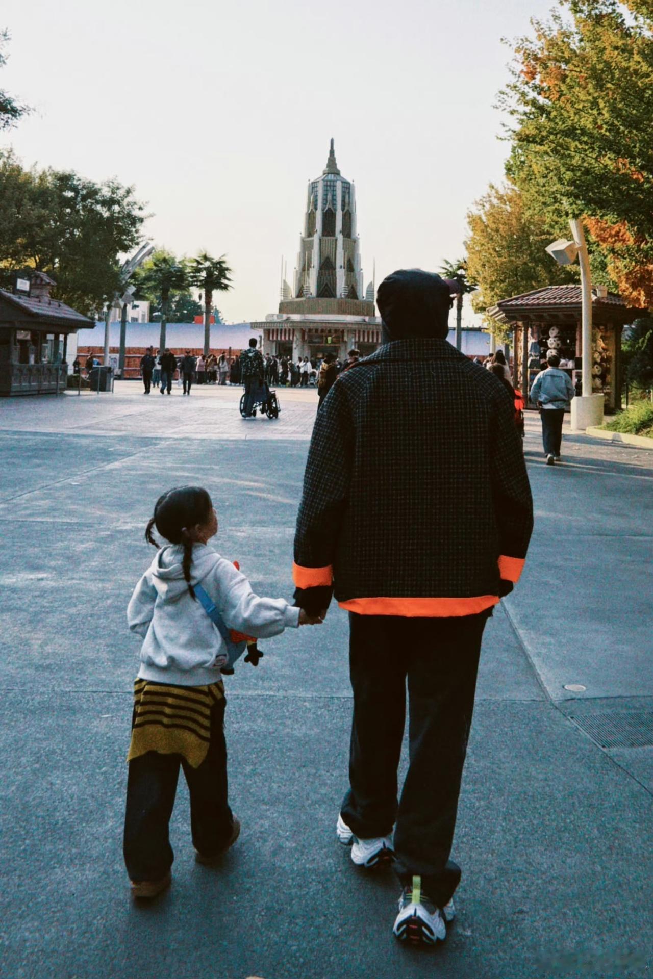 所有人都在猜测檀健次消失不见的时候，原来檀健次帮符龙飞带娃去了？评论区好好玩，说