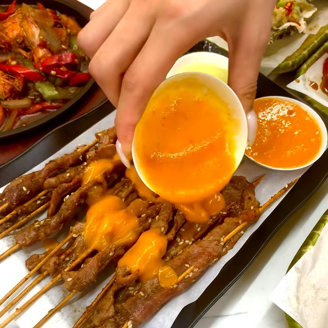 晚上和朋友闲逛，发现一家大排档坐满了人，进去点了湿辣牛肉，黄色的酱是湿辣酱，绿色