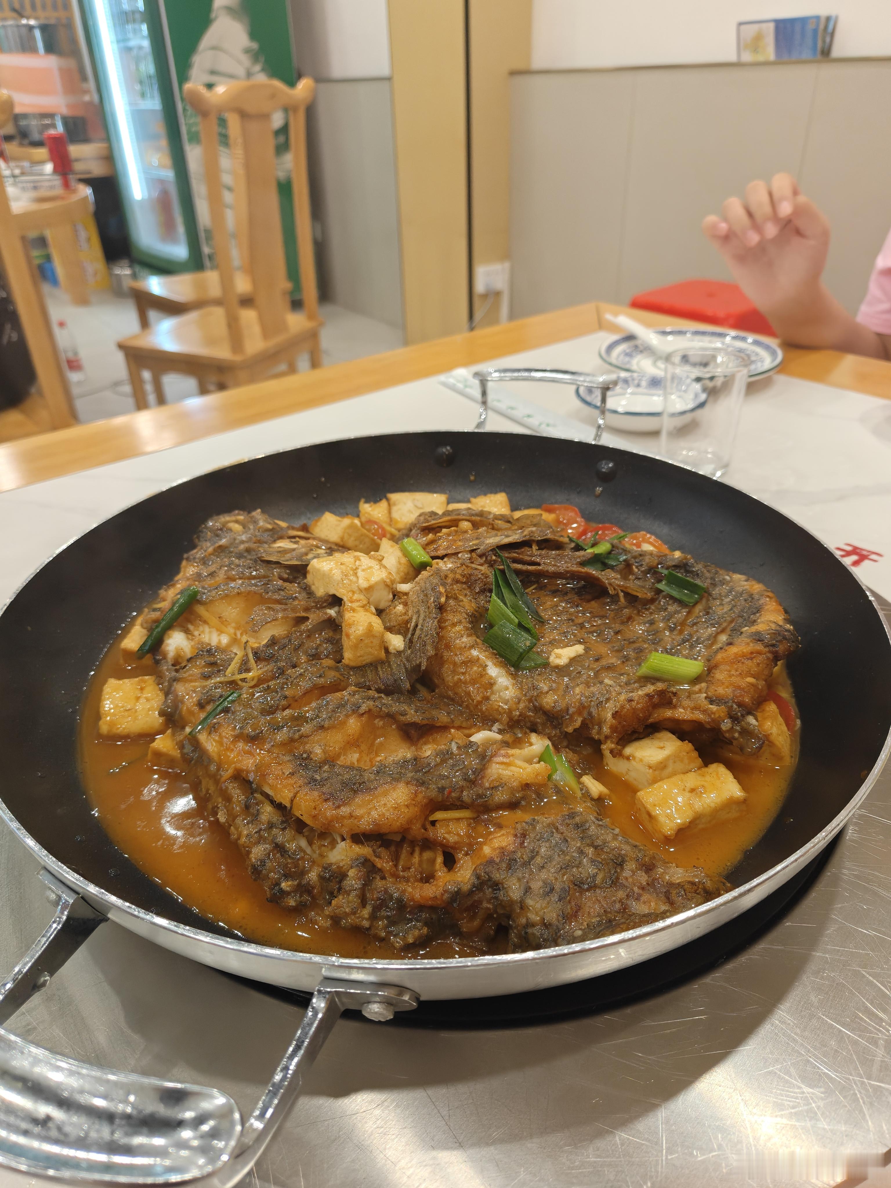 今晚的黄焖罗非好吃，好吃到老莹抢着添饭！