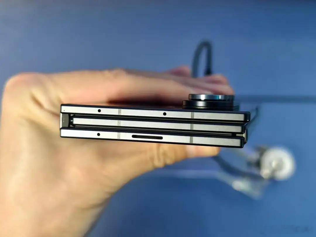 曝三星三折叠屏手机面临退市笑死个人，三星的三折叠出来的晚，后发就落后了！不管是