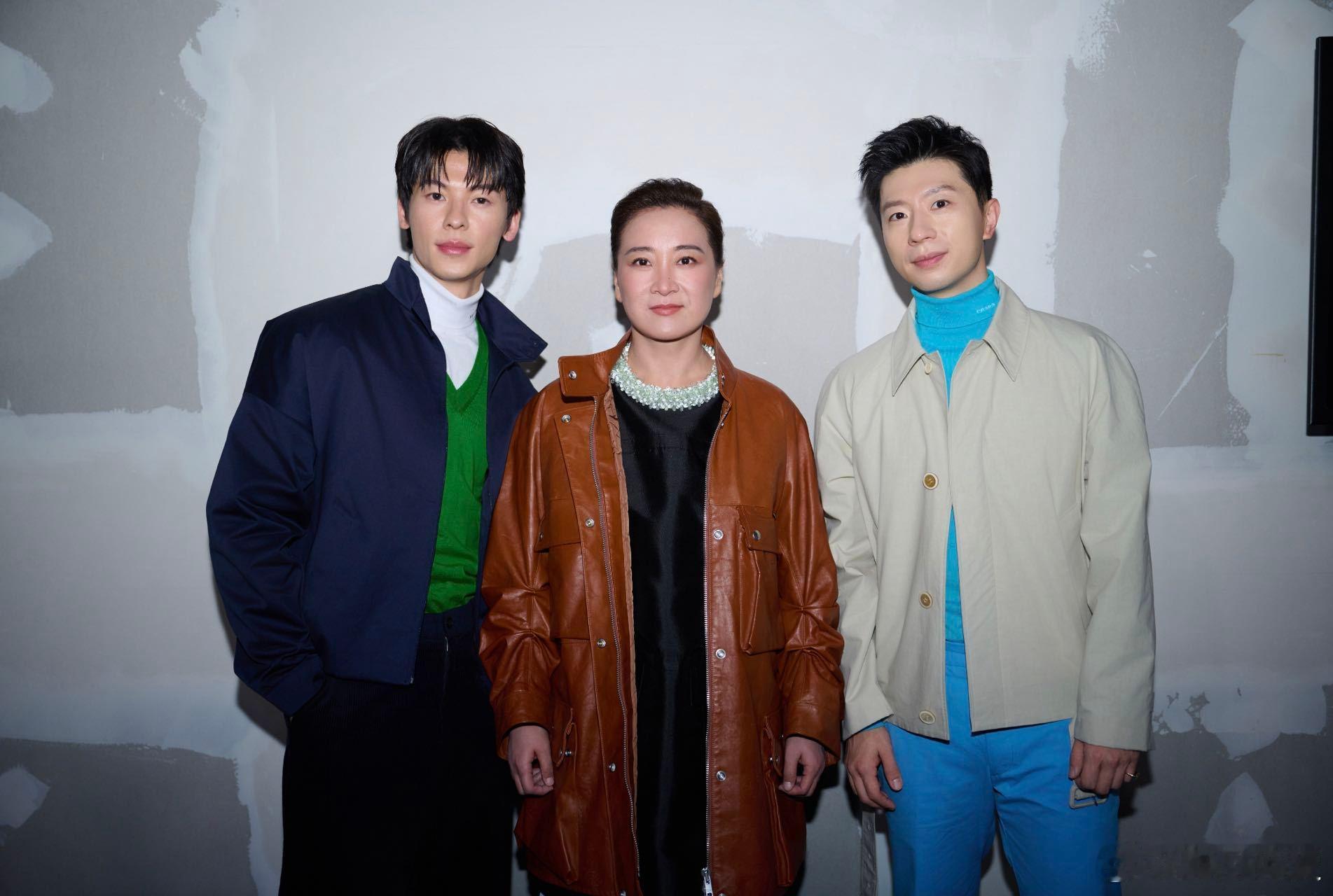 贾玲大导风采走在米兰街头，贾玲宛如一股清新风潮，让人艳羡不已，既成熟又活泼的穿