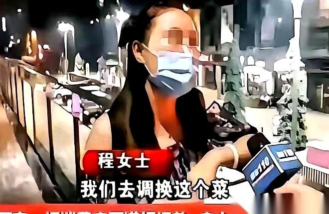 “啪！”一个玻璃杯被老板狠狠砸在地上，碎片溅到邻桌脚下。他指着账单，脖子上的青