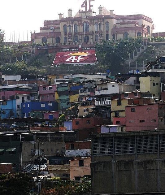 查韦斯墓位于委内瑞拉首都加拉加斯一处山顶军营，这里位置显要，可以俯瞰总统府，象征