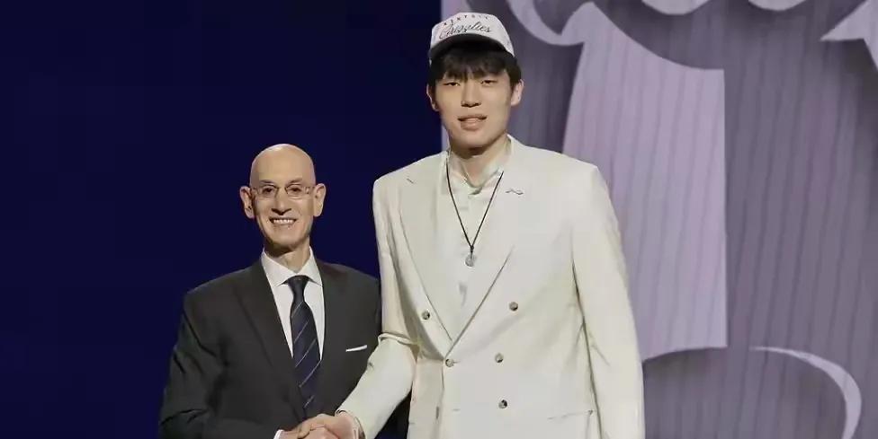 杨瀚森创下四个历史第一！连姚明都没做到，成中国球员新模板。在CBA联赛得分榜上没