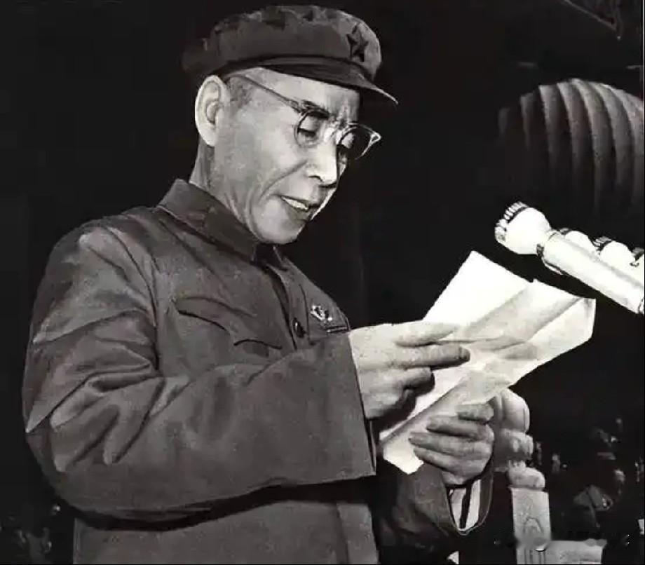 1965年的一天，朱老总敲开菊香书院的房门，向毛主席报告说："主席，我犯了错误，