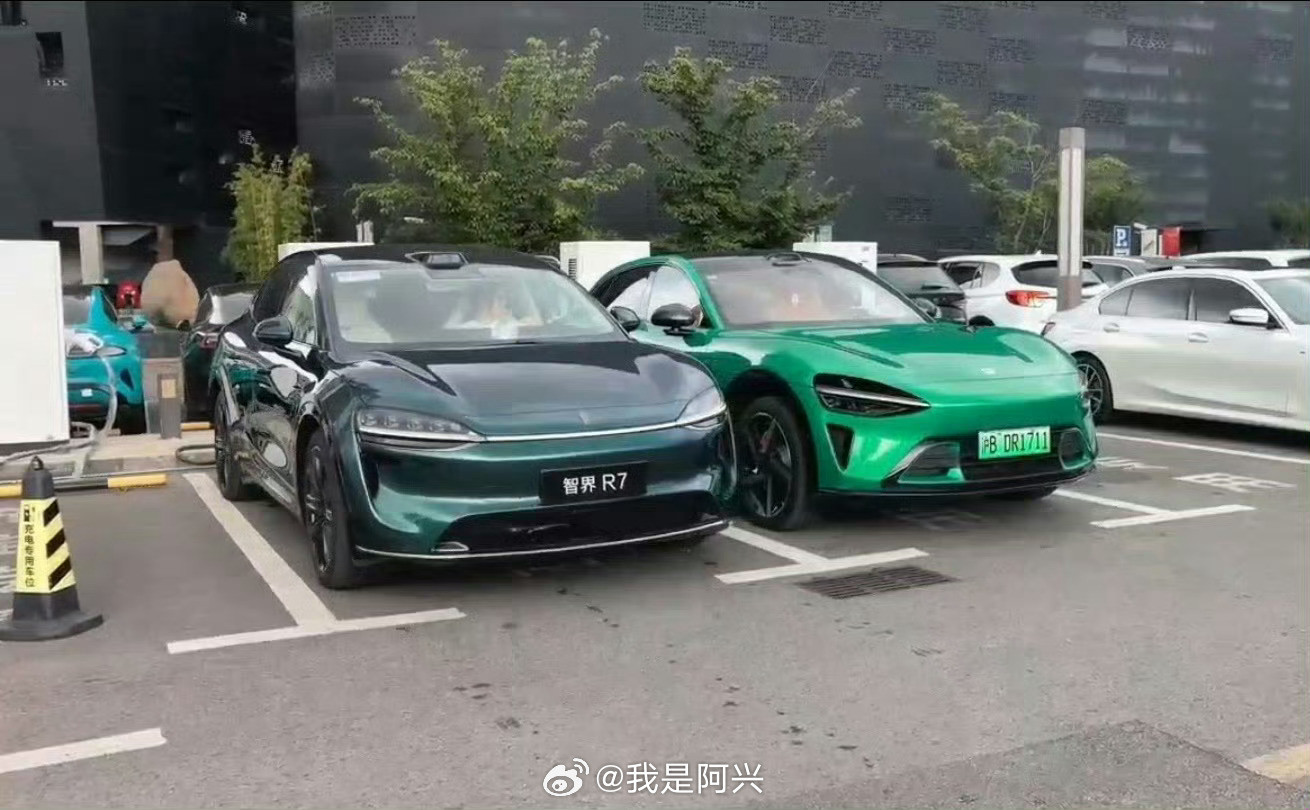同样的绿色，智界R7和小米YU7那个绿色更好看？这两台车你会怎么选？​​​