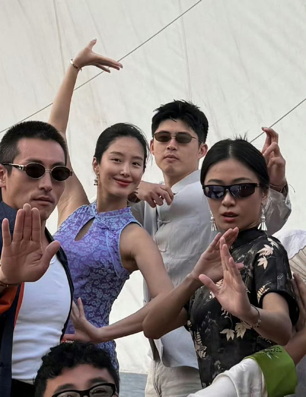 杨采钰首晒与老公合照杨采钰和老公合照，两个人好配状态真好​​​