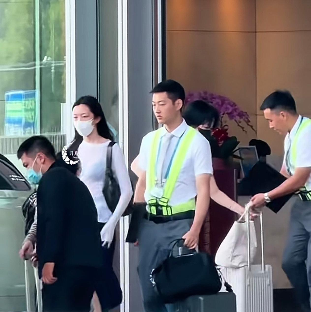 8月10日，王菲带着女儿李嫣现身北京机场，一同返程回京。王菲短发清爽，T恤
