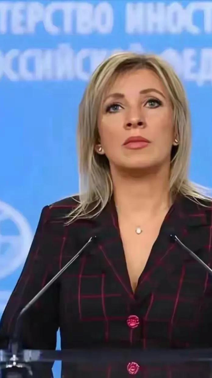 俄罗斯走了一步让所有人都没想到的棋。它没有搞军事演习，也没放狠话，而是做了一件看