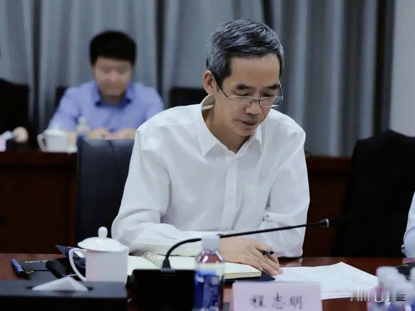 时隔一个月三峡财务的程志明又上热搜，他是1968年出生的湖北松滋人，是一位在