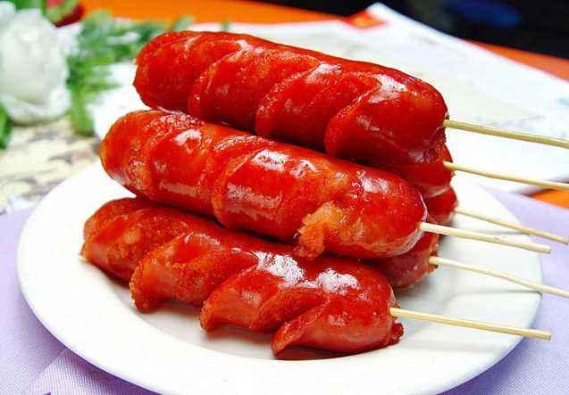 街边2块钱一根的烤肠,里面到底是什么肉?