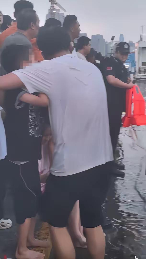 “天津之眼”母子落水悲剧真相来了！盲目下水救人，代价太惨痛​昨晚，天津之眼摩天