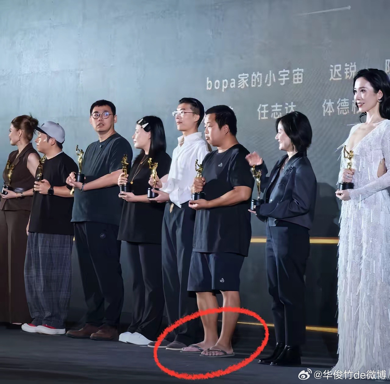 蓝战非自曝收入在某音创作者大会的一众大佬里，蓝战非绝对是最“出格”也最“牛逼”