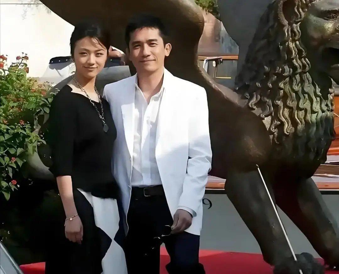 刘嘉玲看到这照片，估计也会吃醋吧？那个时候大家都很年轻