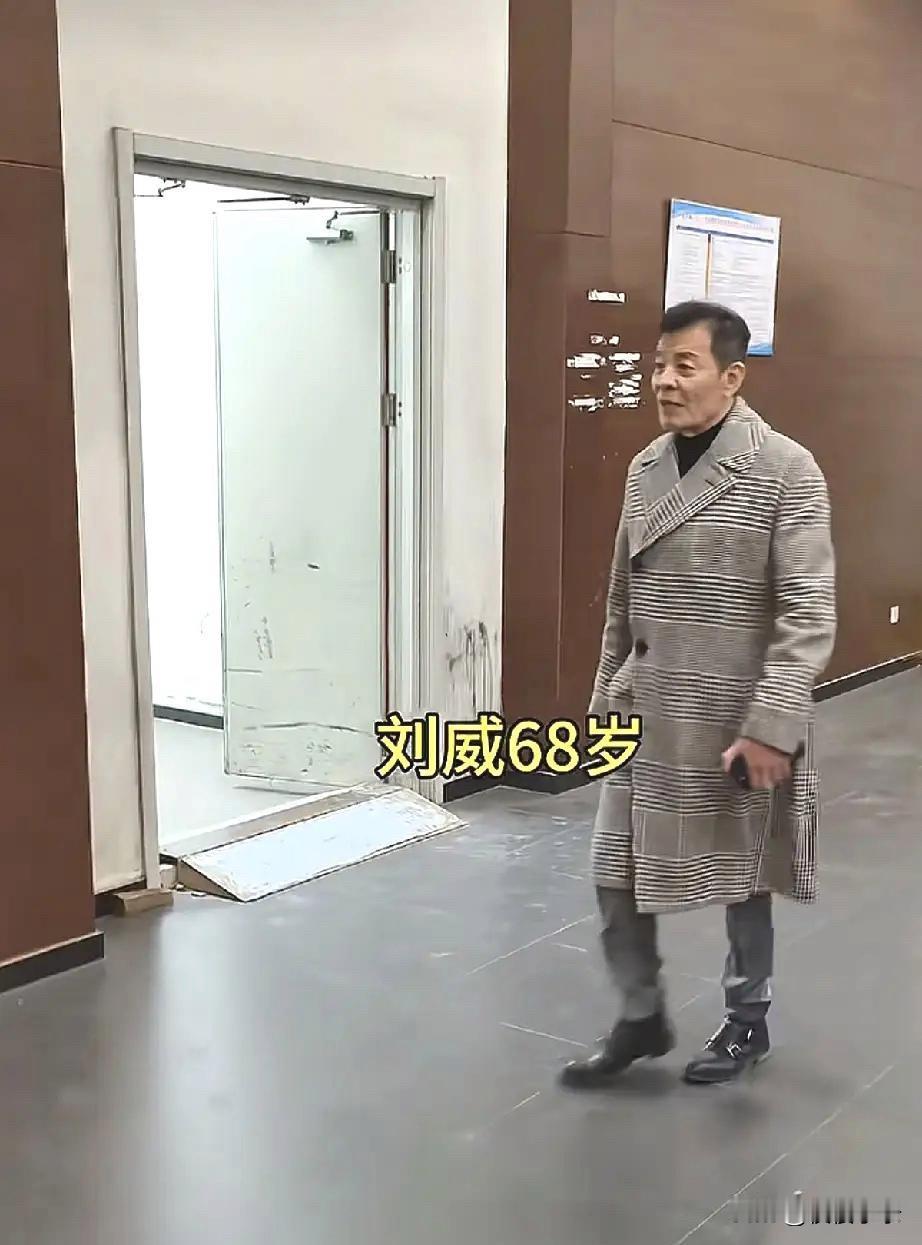 何晴前男友刘威，最新活动生图，穿孟克鞋、温莎格等经典款，一身的老钱风，不愧是老艺