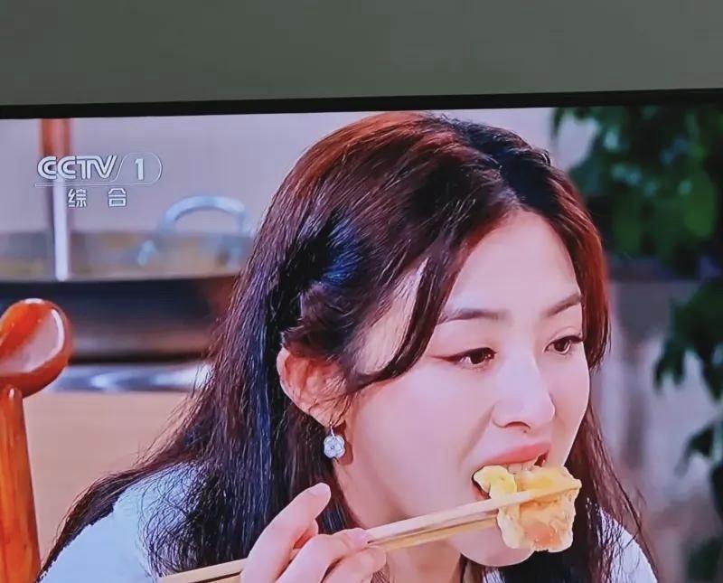张含韵做医美的时候为什么不顺便把鼻子下面的黑痣点掉呢