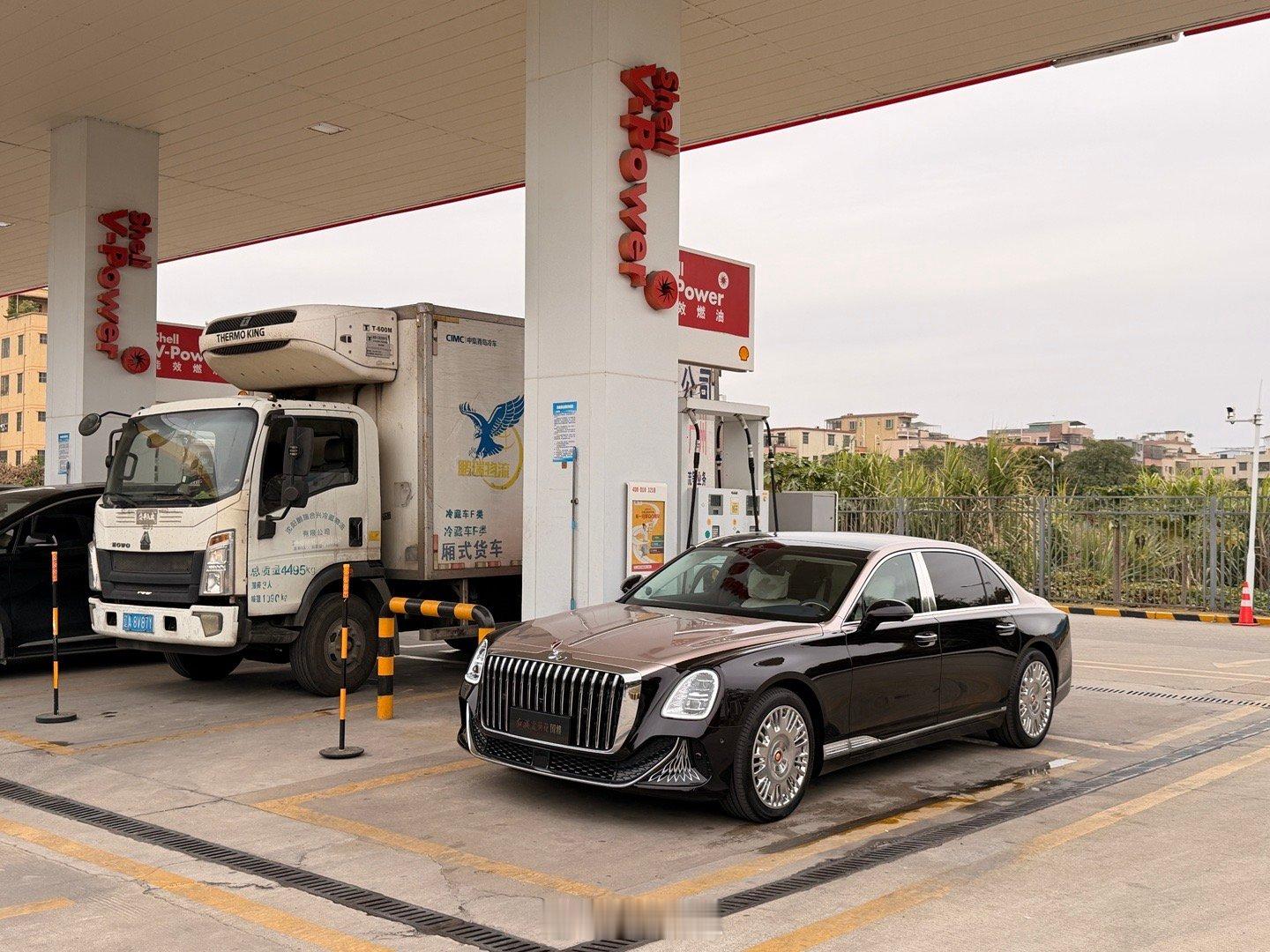 加满油，接下来一周，国雅是我的代步车，好好体验一下大家车的红旗金葵花国雅