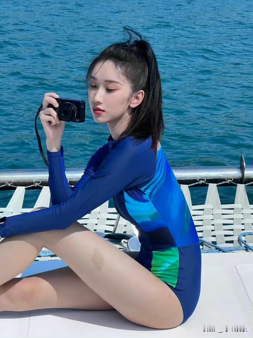 刘令姿的海边泳装秀简直绝了，大长腿太吸睛！这位川妹子原名刘妍宏，身高172cm，