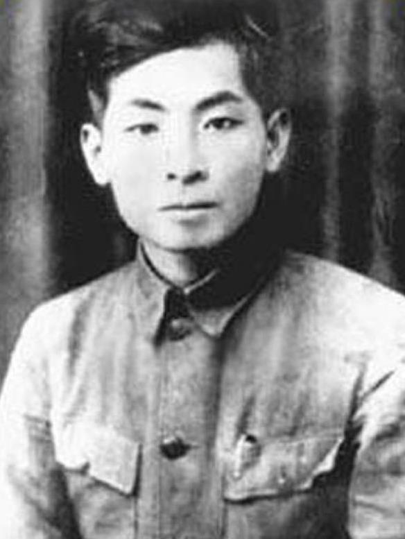 1940年，半夜，一个国民党女军官急急忙忙，跑到新四军驻地，但被哨兵拦下，女军官