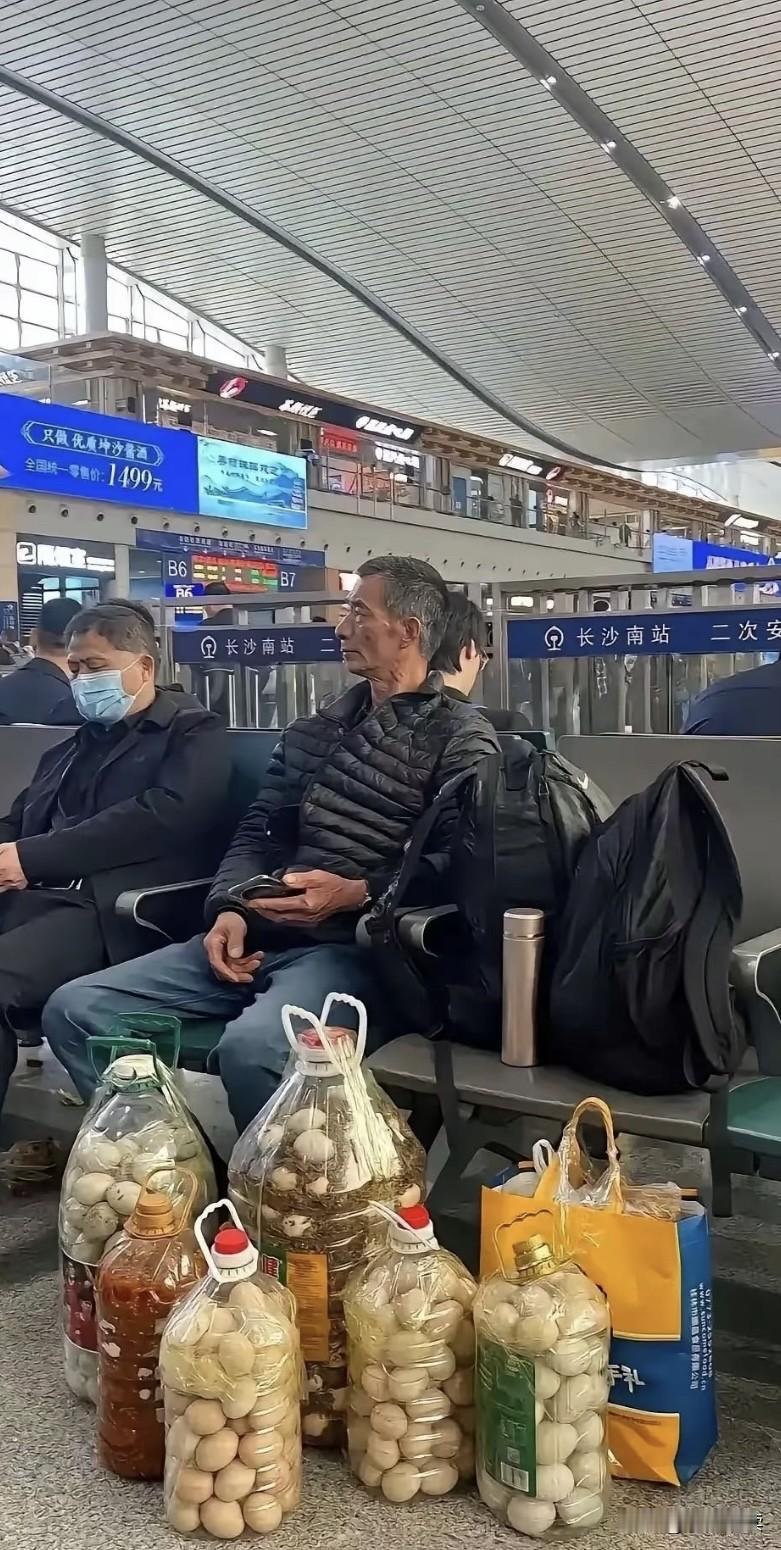 哈哈，这一看就是土鸡蛋，可怜天下父母心，一定是父母在老家舍不得吃专门留给自己的孩