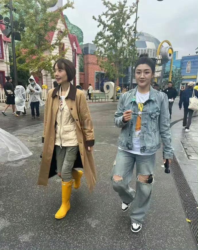 陈梦这是自己化妆的吧，这头发看着像假发一样​​​​