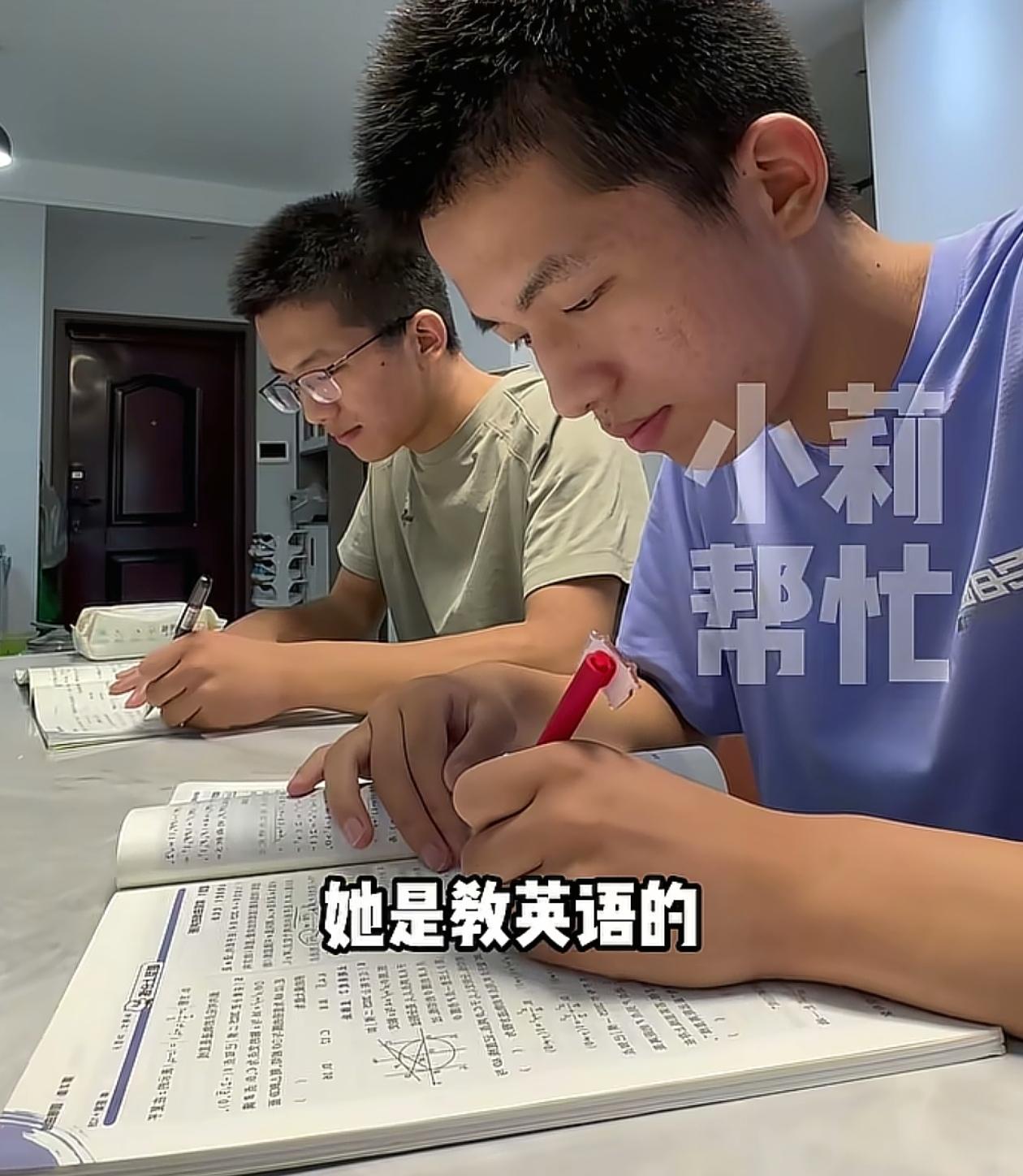 安徽双胞胎“睿智组合”同时考入清北，但很少有人知道他们的妈妈在2020年的一场家