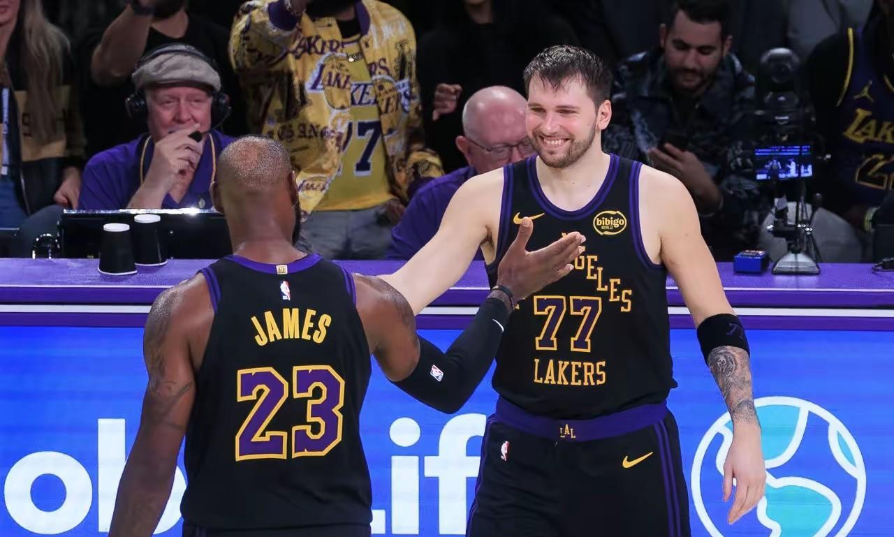 詹姆斯：愿为东契奇、里弗斯让路，做无球跑动，增加防守，让出投篮机会对阵独行侠，