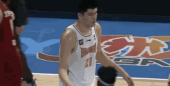 刘传兴真尴尬，球迷骂你不说，球员也不爱搭理你。再次输给北京的比赛后，双方球员比