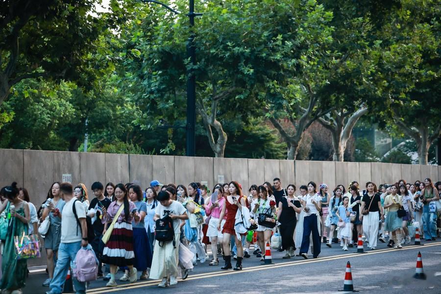 这几天上海真是热闹翻了！时代少年团在上海体育场连开四场演唱会，预计来了20多