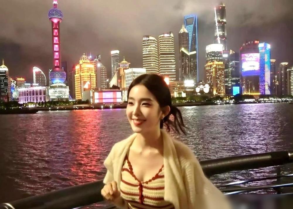 那个韩国女明星，裴珠泫，发了九张图。咔咔一顿拍，背景全是上海外滩。我看下来，