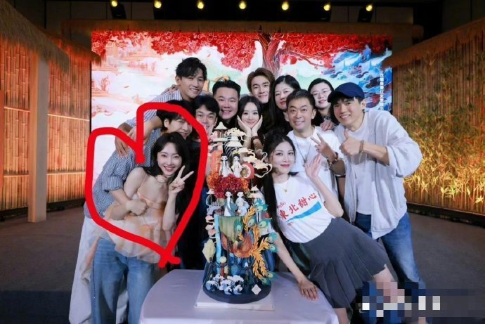 这两位绝对有情况看手放的位置​​​​