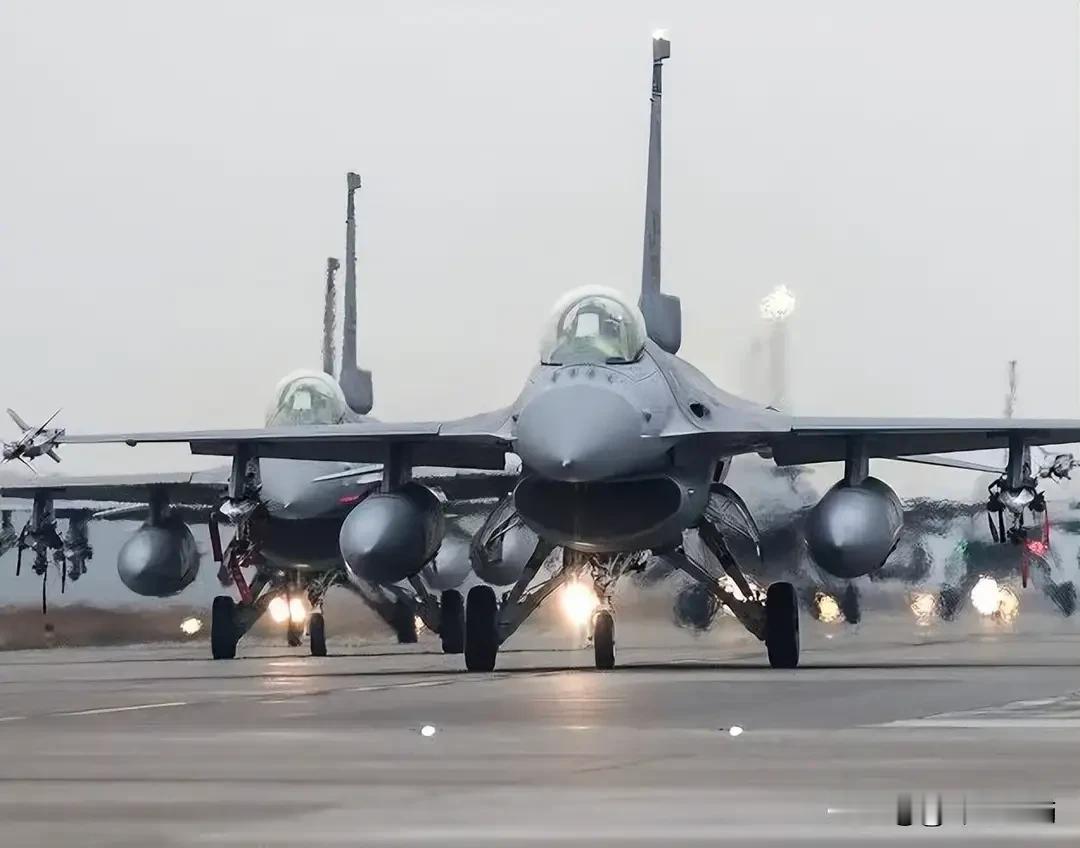 歼16直面F-16V锁定！台海空域对峙升级，背后战略布局尽显底气台海空域近