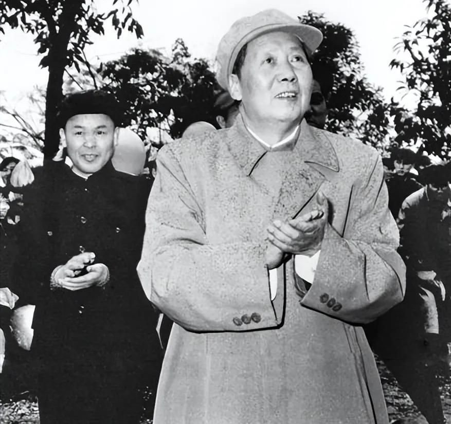 1958年，韦国清建议把广西省会迁到柳州，毛主席笑着反问道：“照你这么说，北京位