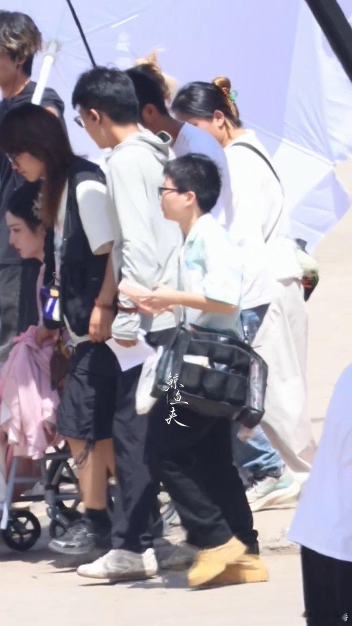 王楚然王楚然坐轮椅拍戏王楚然拍戏转场坐轮椅王楚然受伤还挺严重吧，坐轮椅拍戏，转