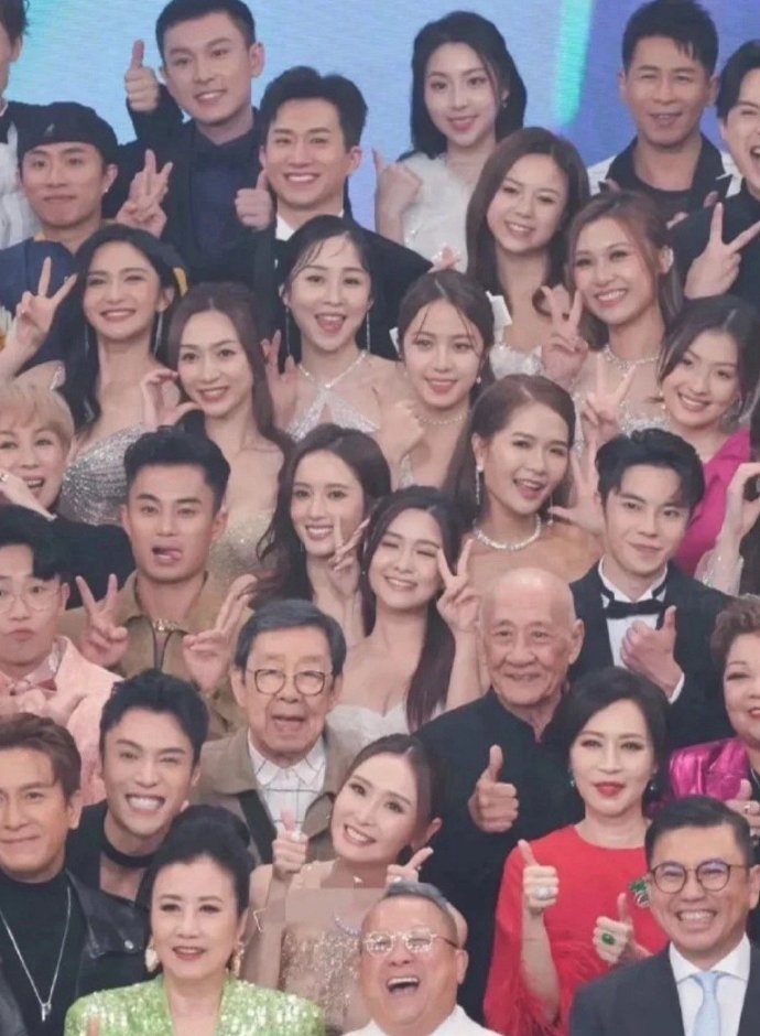 艺人的镜头感是真的强，这么多人只有一个闭眼睛的​​​