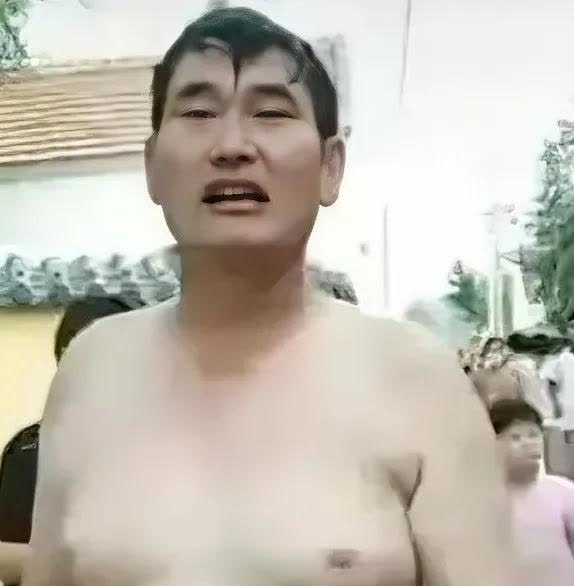 朱之文这次淄博商演衣衫不整真是太跌份儿了。他原本靠朴实形象和动人歌声走红，赢得无