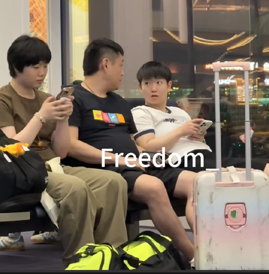 国乒在韩国转机，这等待的时间够长的啊，一会看到莎莎与邱贻可、蒯曼坐着聊起了天
