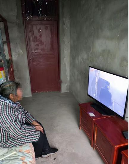 不得不说，为了让老人看个电视，也是绞尽脑汁了！